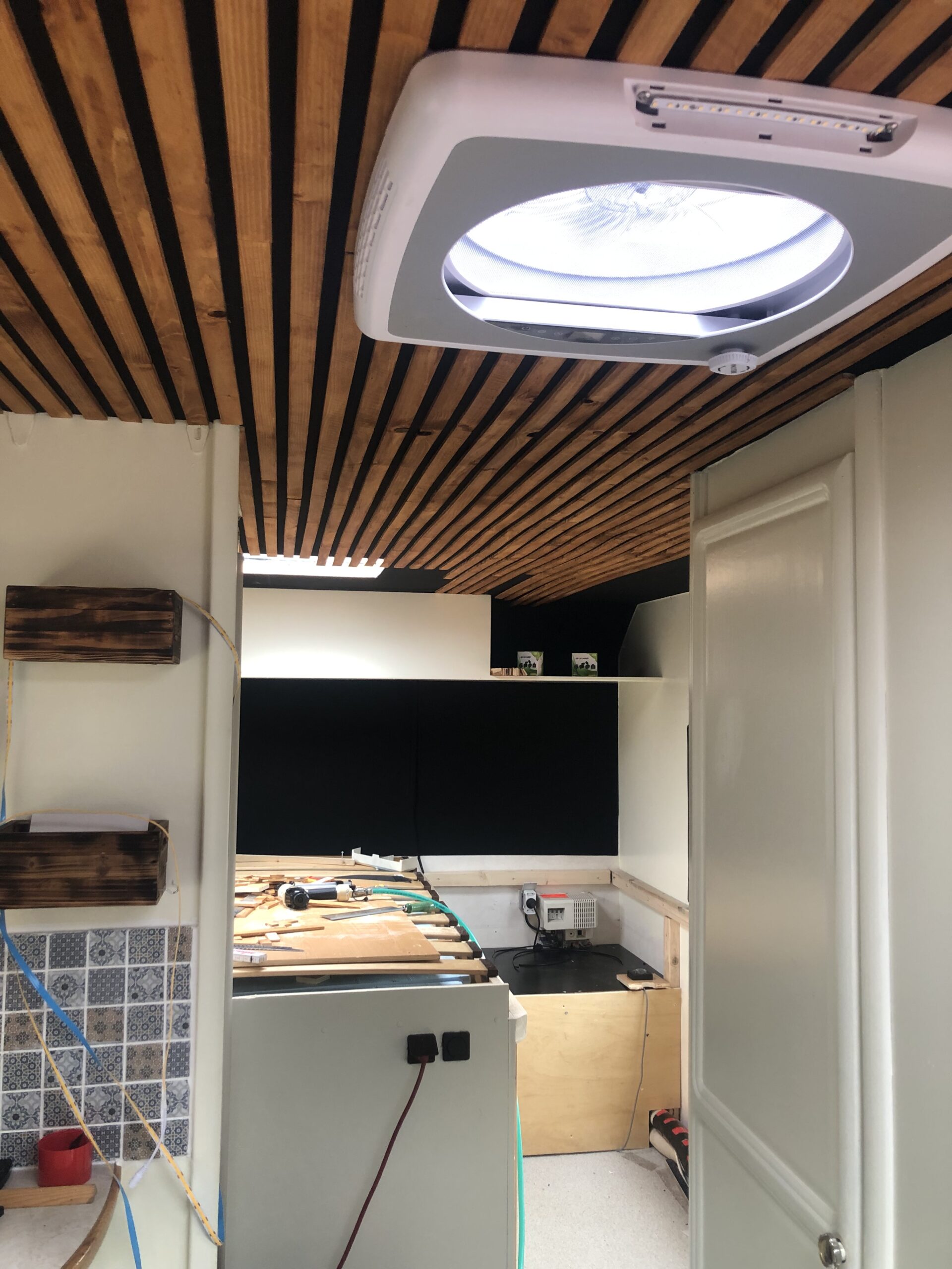 Die Holzdecke mit ihren einzelnen Leisten.