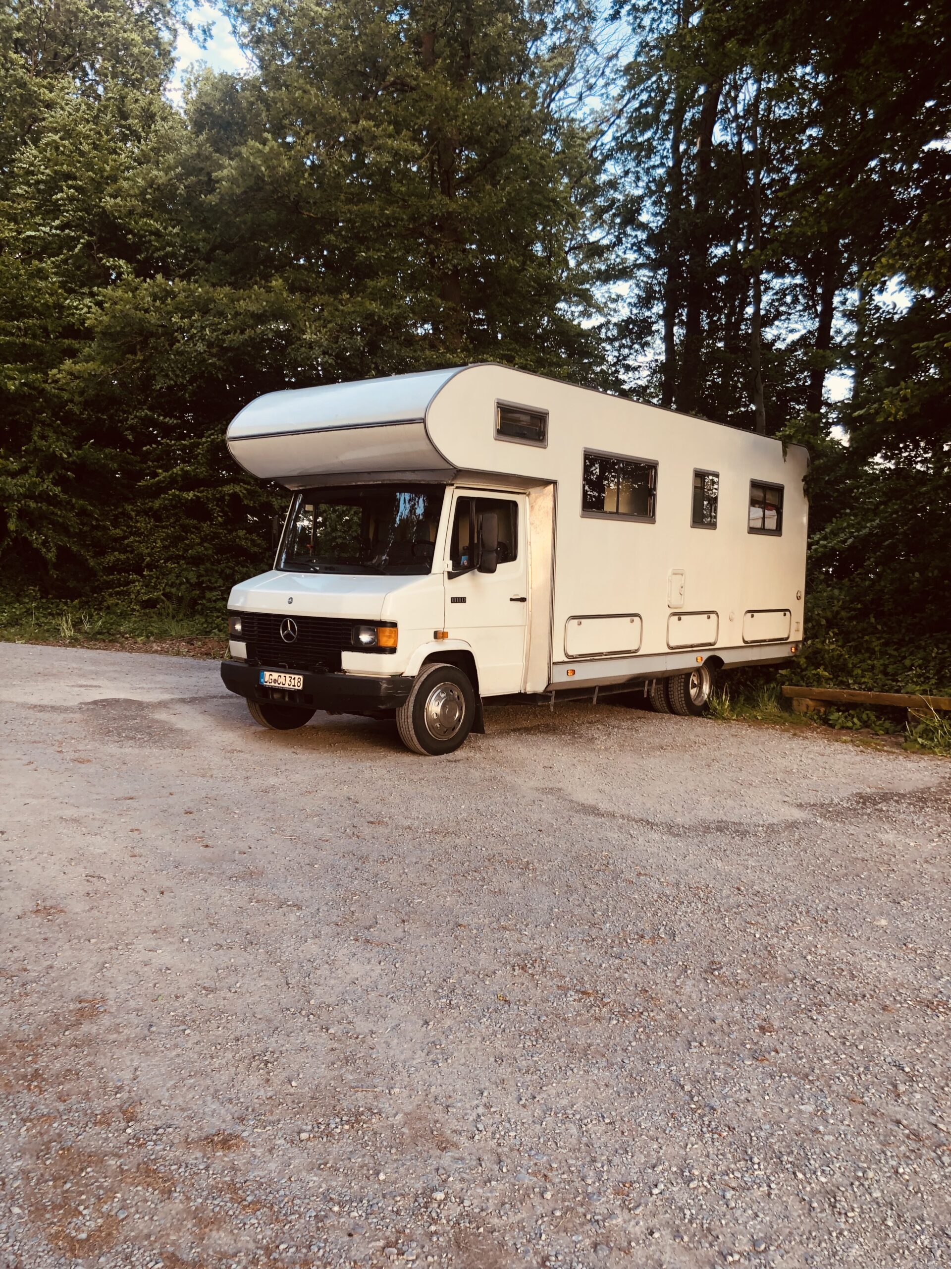 Unser Mercedes 811D mit Wohnaufbau.