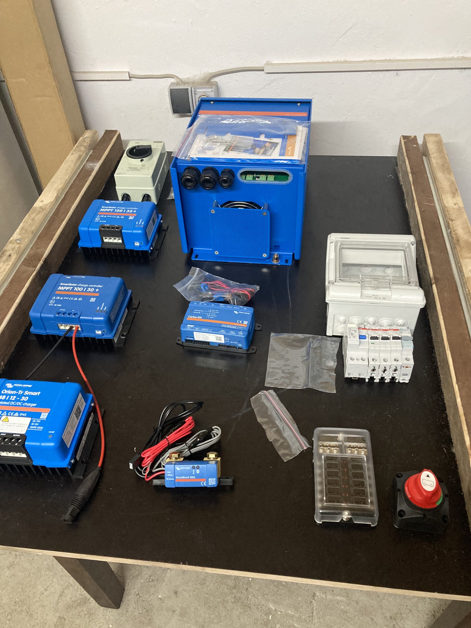Elektrische Komponenten vor dem Einbau.